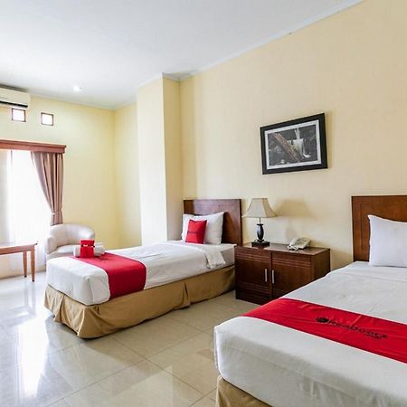 Reddoorz Plus Near Alun Alun Karanganyar Solo Exteriör bild