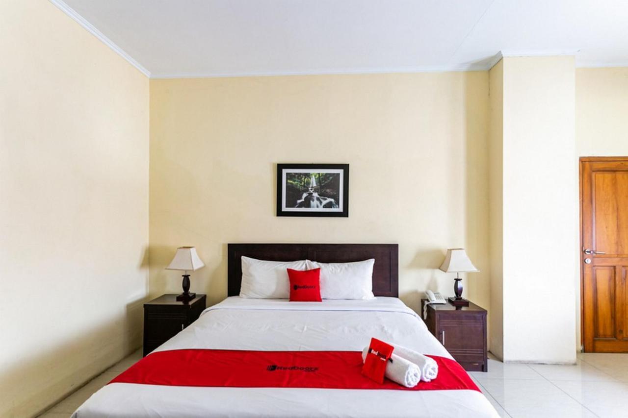 Reddoorz Plus Near Alun Alun Karanganyar Solo Exteriör bild