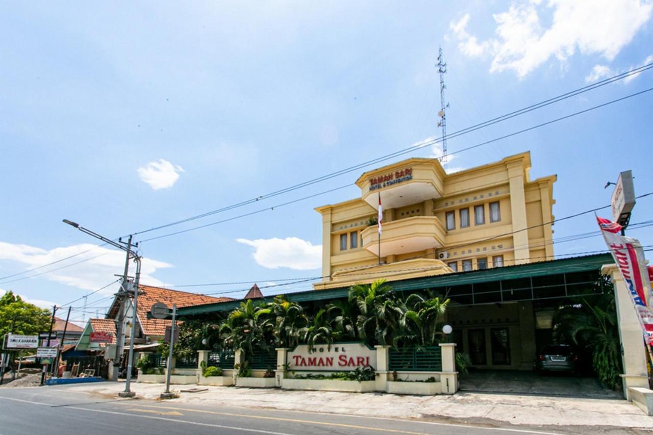 Reddoorz Plus Near Alun Alun Karanganyar Solo Exteriör bild