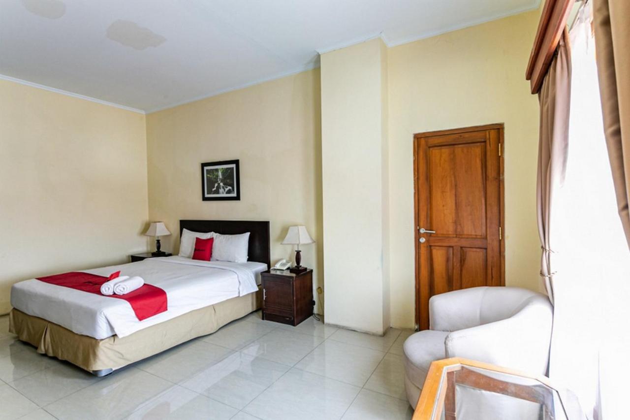 Reddoorz Plus Near Alun Alun Karanganyar Solo Exteriör bild