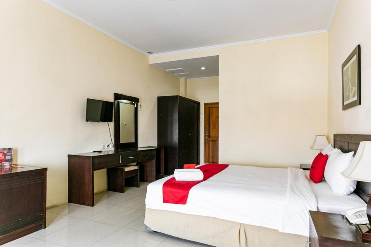 Reddoorz Plus Near Alun Alun Karanganyar Solo Exteriör bild
