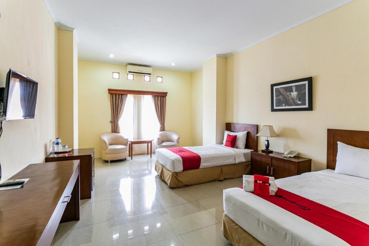 Reddoorz Plus Near Alun Alun Karanganyar Solo Exteriör bild