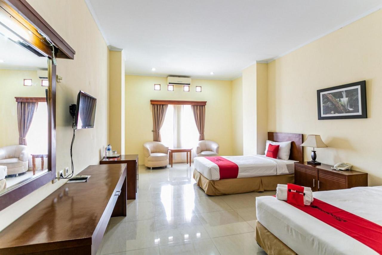 Reddoorz Plus Near Alun Alun Karanganyar Solo Exteriör bild