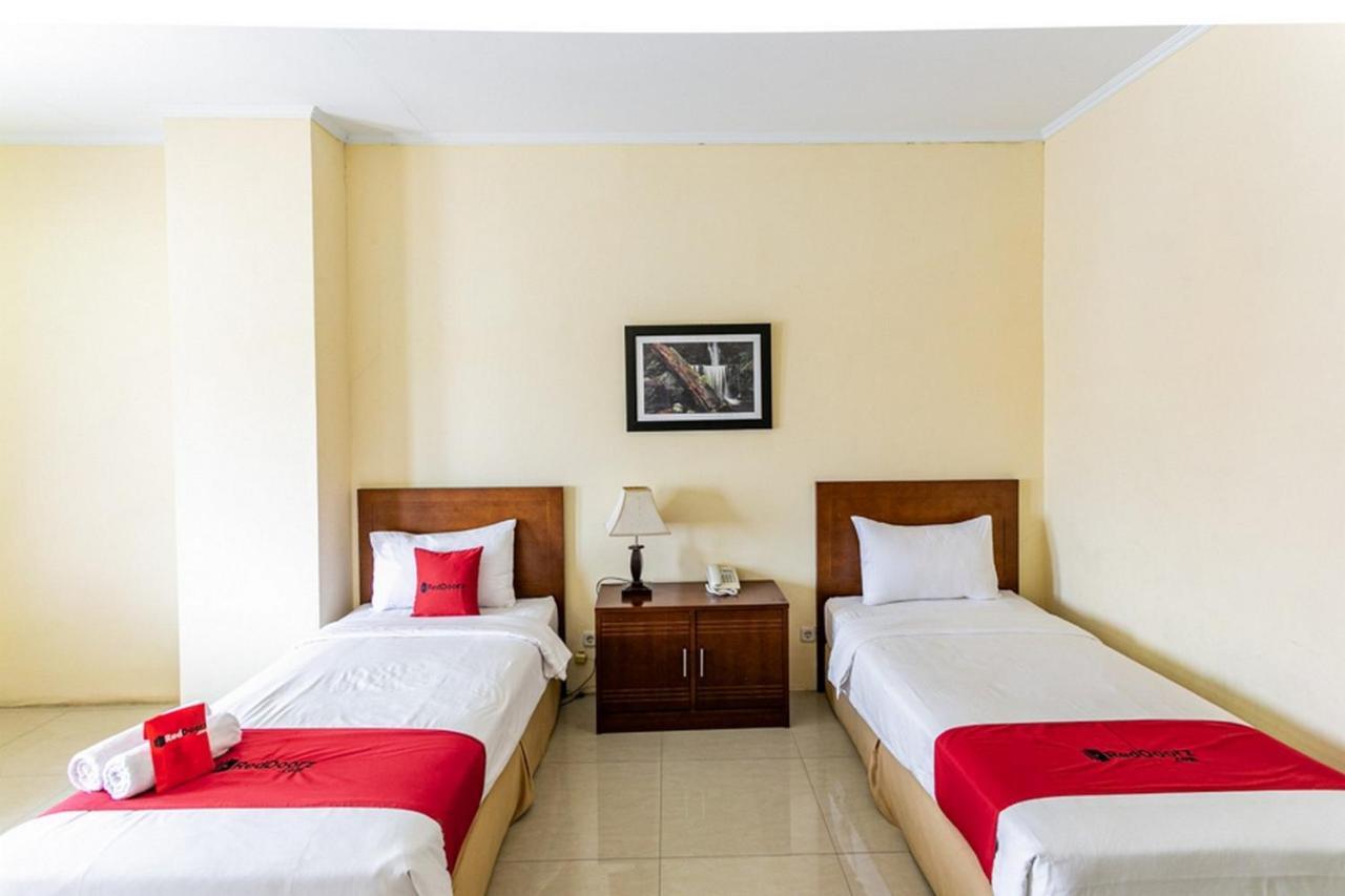 Reddoorz Plus Near Alun Alun Karanganyar Solo Exteriör bild