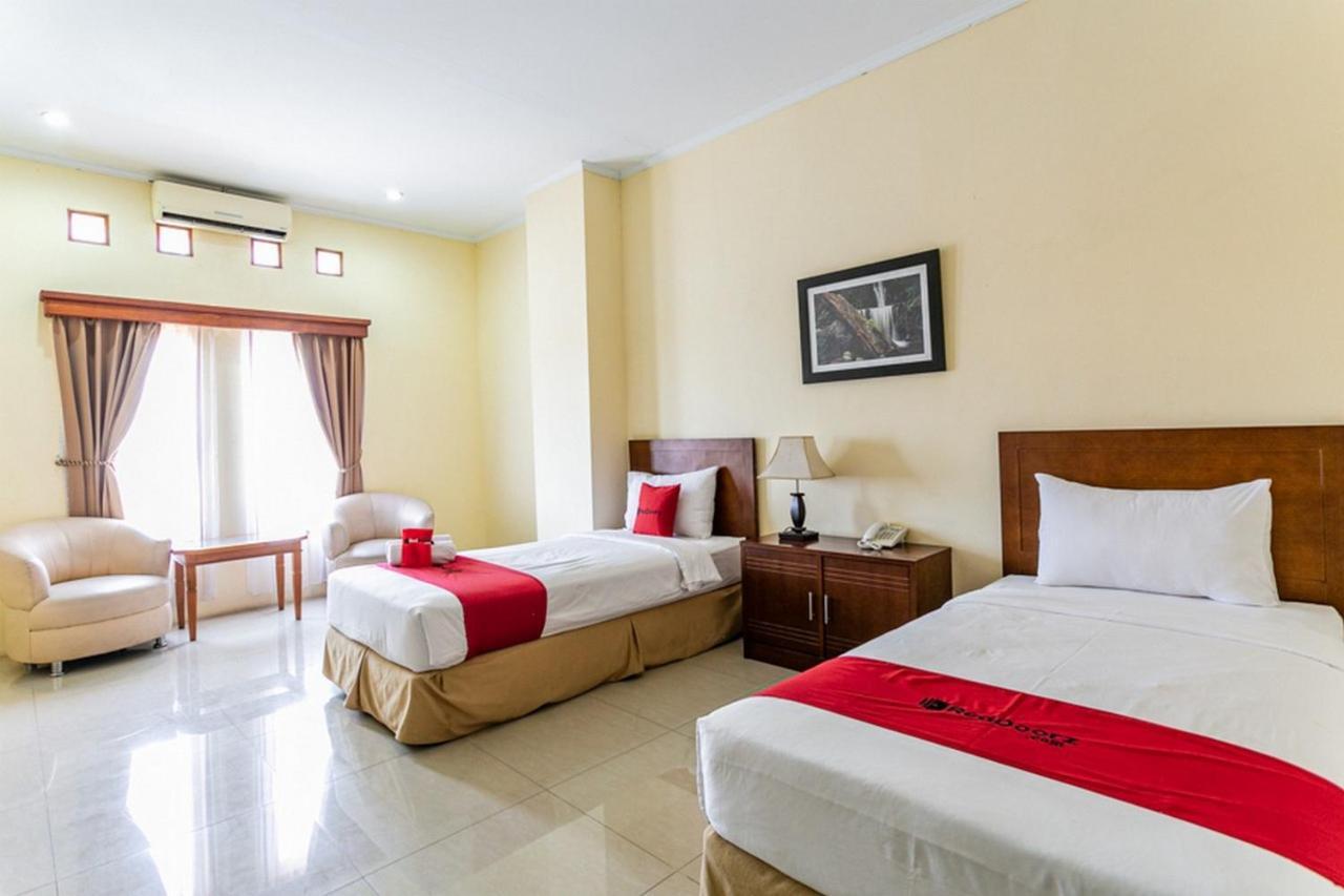 Reddoorz Plus Near Alun Alun Karanganyar Solo Exteriör bild
