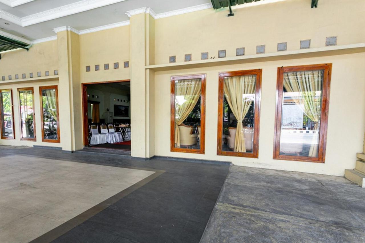 Reddoorz Plus Near Alun Alun Karanganyar Solo Exteriör bild