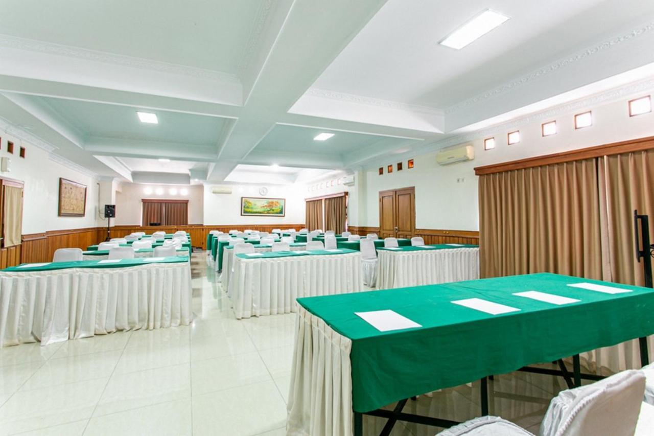 Reddoorz Plus Near Alun Alun Karanganyar Solo Exteriör bild