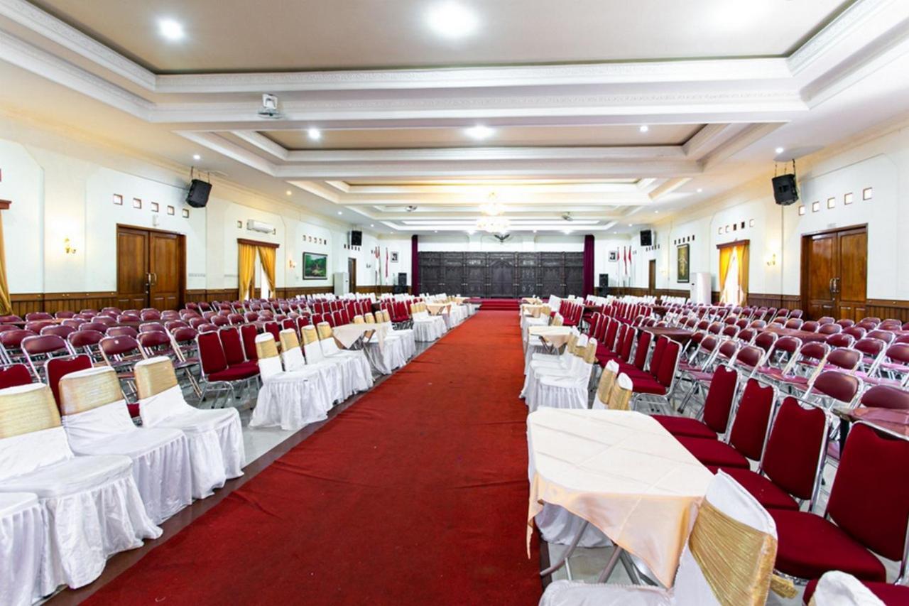 Reddoorz Plus Near Alun Alun Karanganyar Solo Exteriör bild