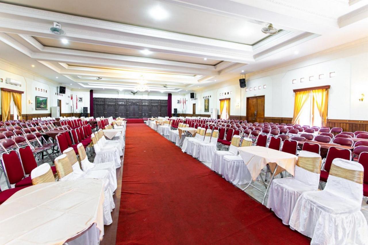 Reddoorz Plus Near Alun Alun Karanganyar Solo Exteriör bild