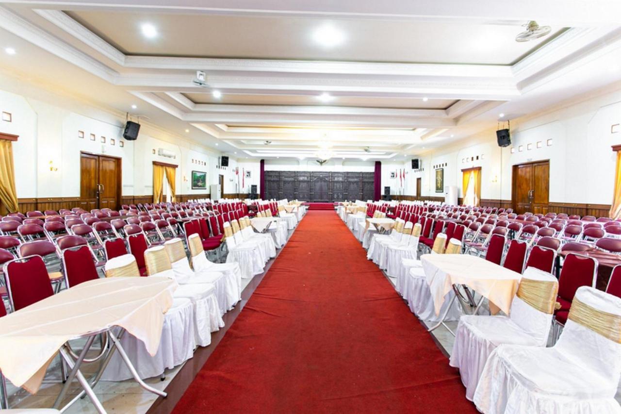 Reddoorz Plus Near Alun Alun Karanganyar Solo Exteriör bild